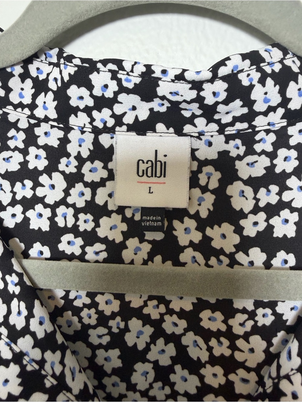 CAbi Floral Sleeveless Button Up Befriend Blouse Size L - Picture 7 of 10